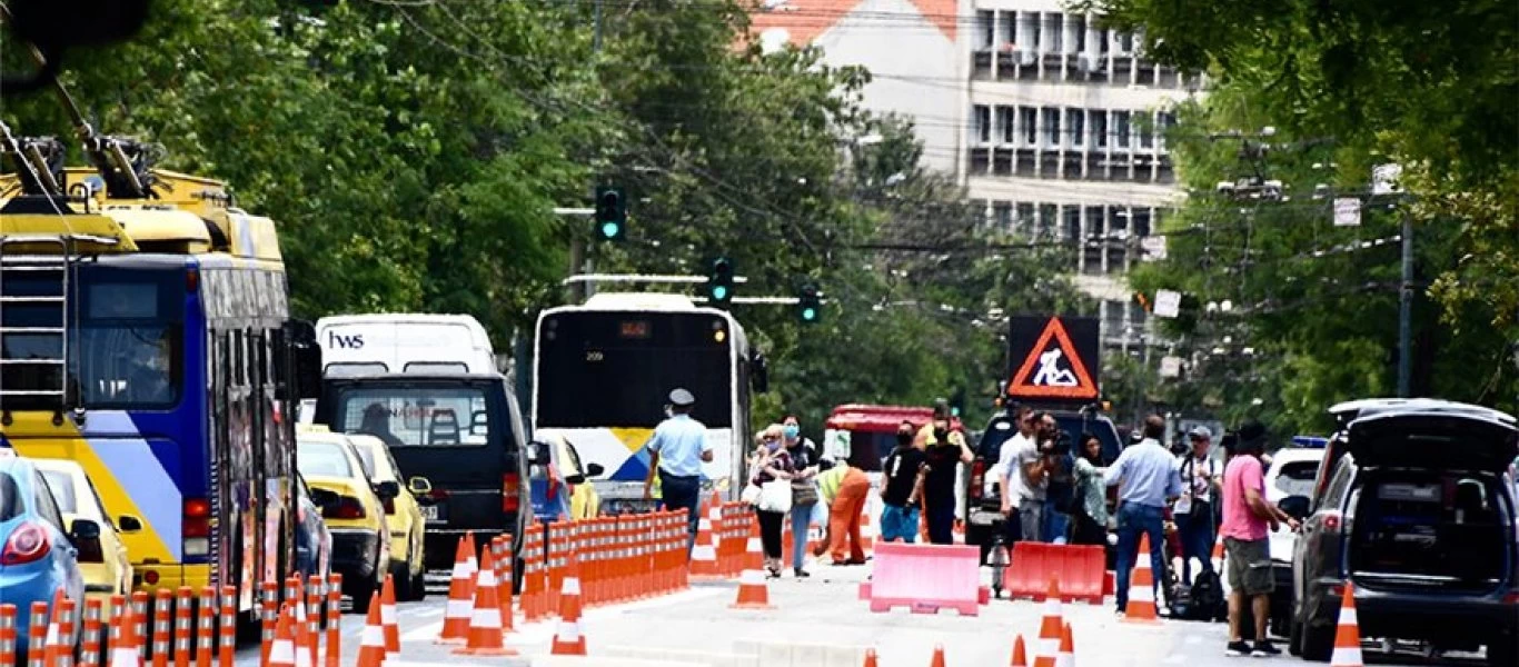 «Δρομάκι» η Πανεπιστημίου λόγω... «Big Walk»: Απίστευτη ταλαιπωρία για οδηγούς - Μέχρι την Καλλιθέα το μποτιλιάρισμα!